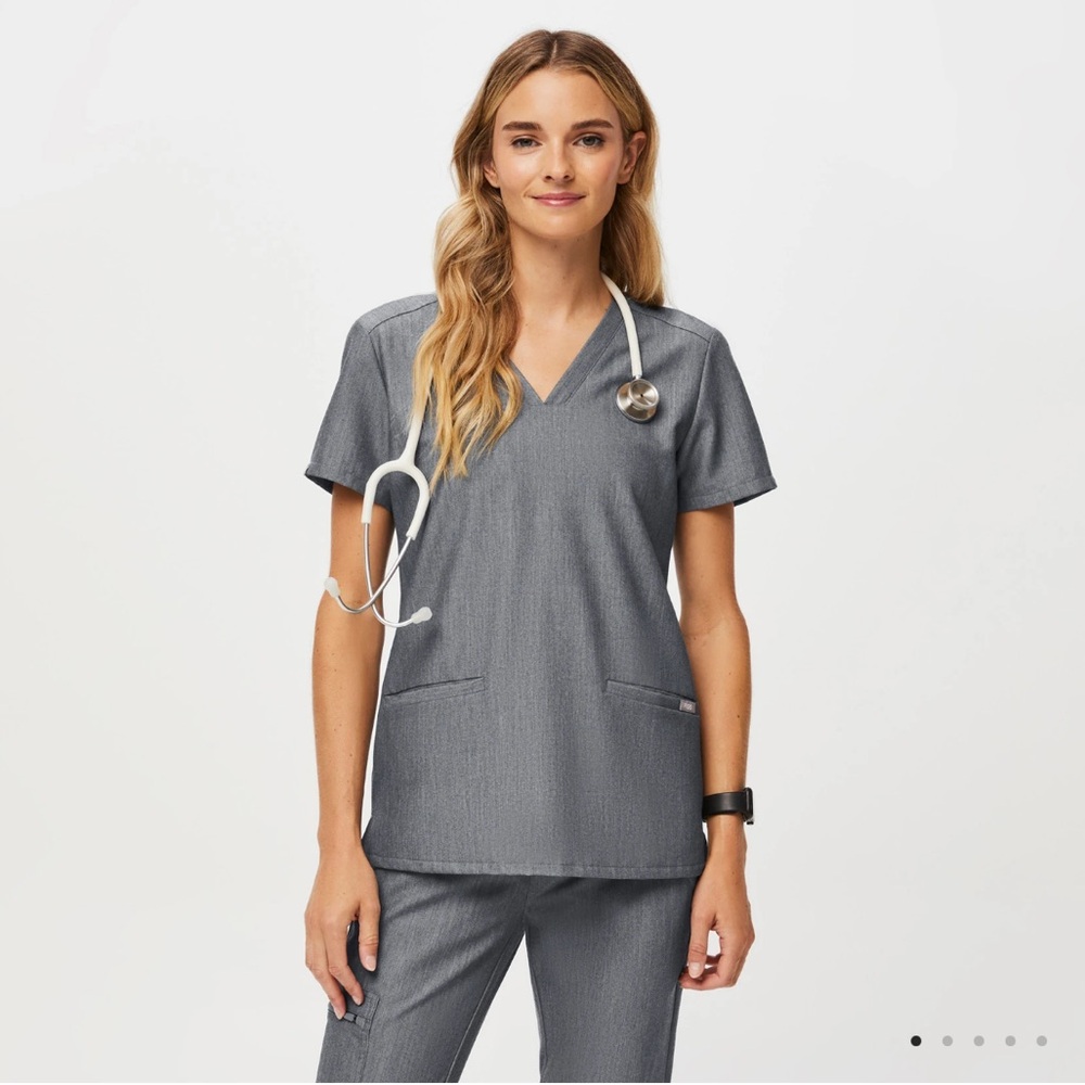 Figs Casma Three-Pocket Scrub Top Graphite